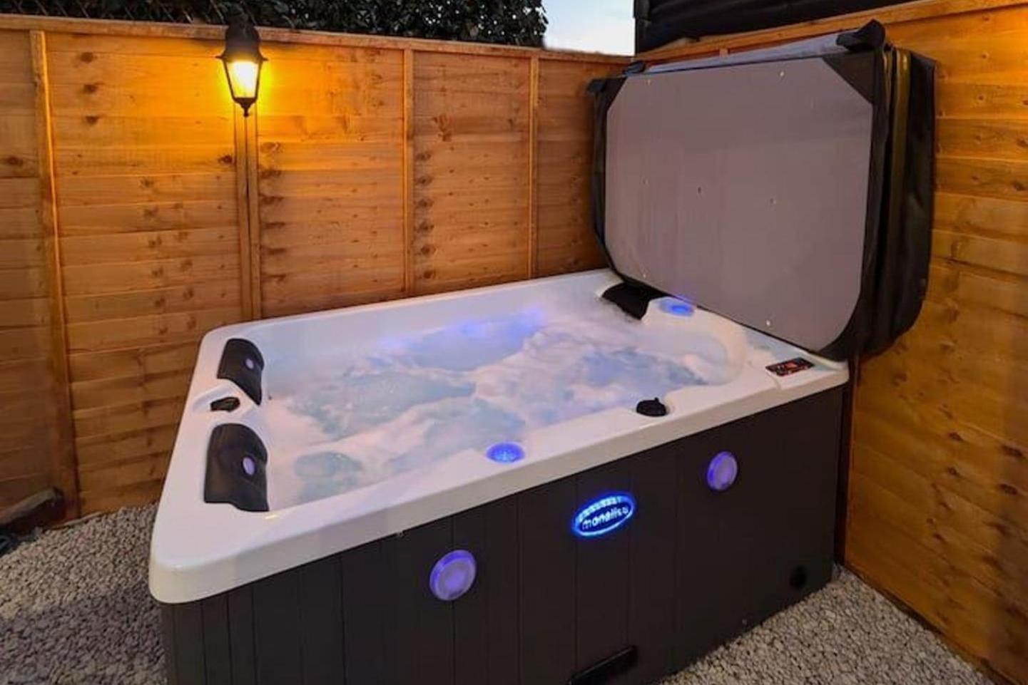 1-bed Retreat - Hot Tub Private Garden & Bbq Swindon